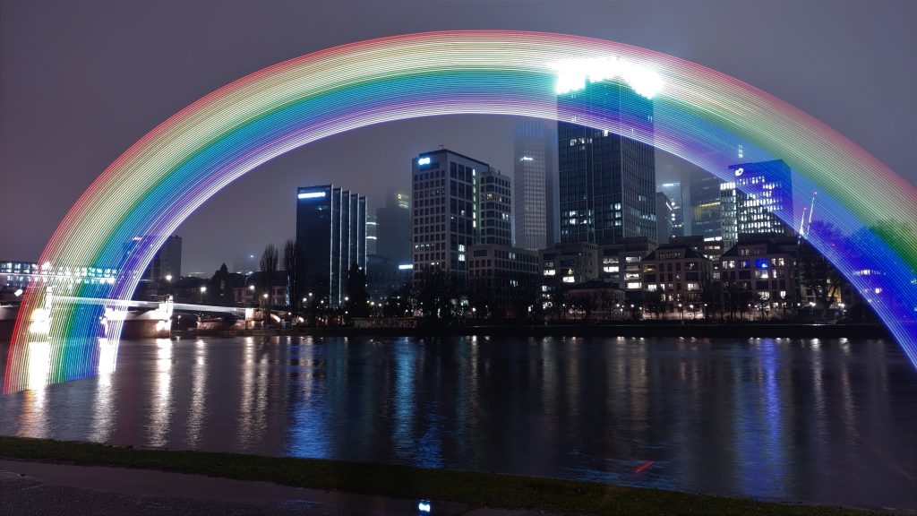 Skyline Frankfurt mit Regenbogen Lightpainting